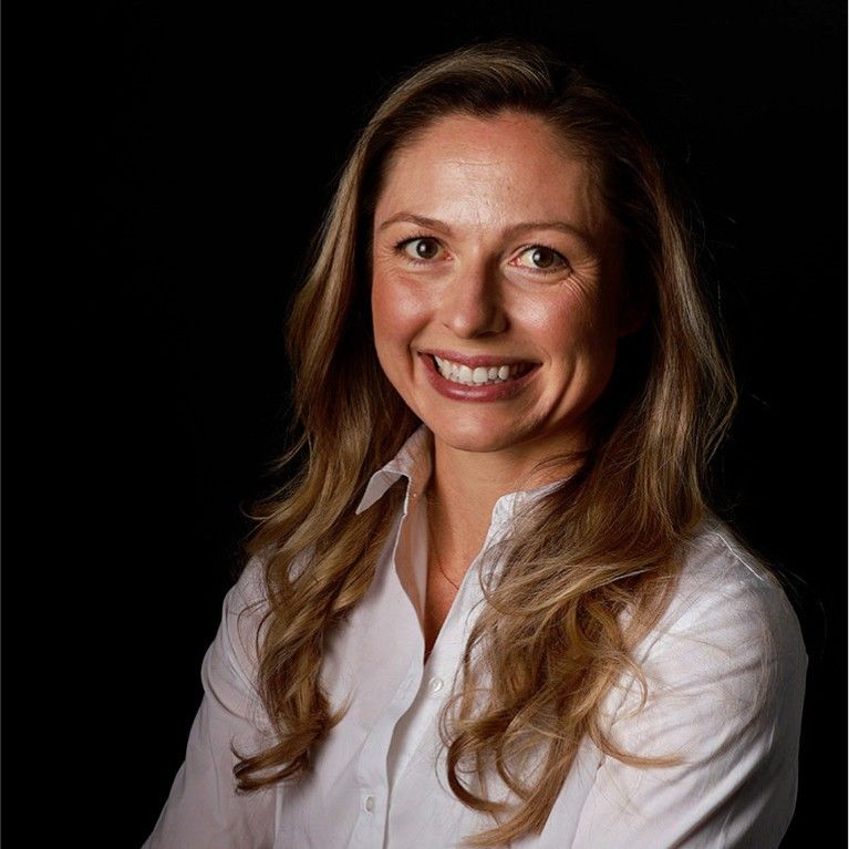 Dr. Victoria Sole